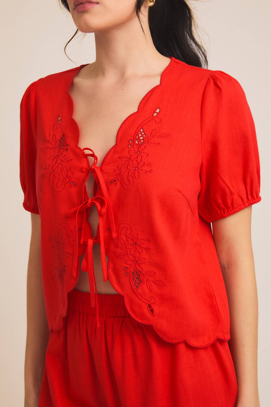 GILLI - EYELET EMBROIDERD FRONT TIES TOP