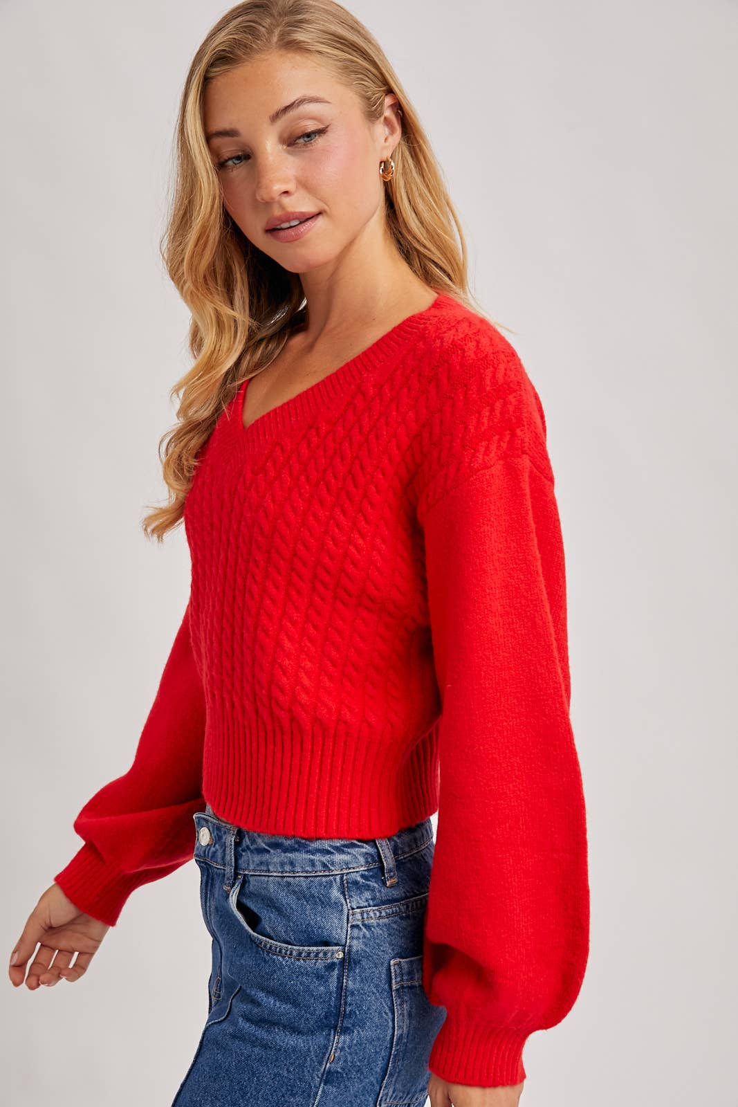 Bluivy - CROPPED V-NECK CABLE KNIT SWEATER
