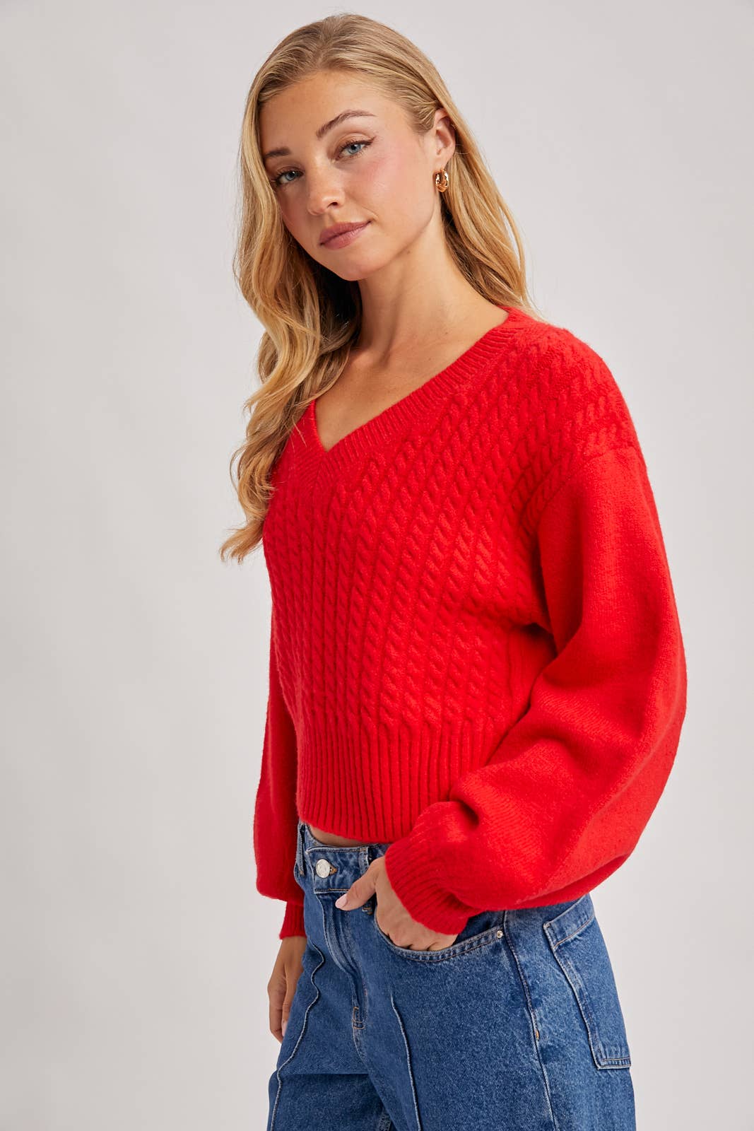 Bluivy - CROPPED V-NECK CABLE KNIT SWEATER
