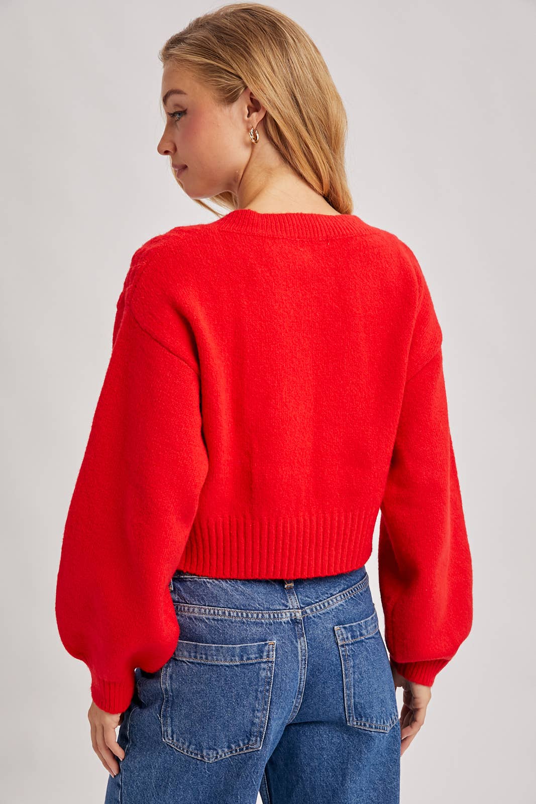 Bluivy - CROPPED V-NECK CABLE KNIT SWEATER